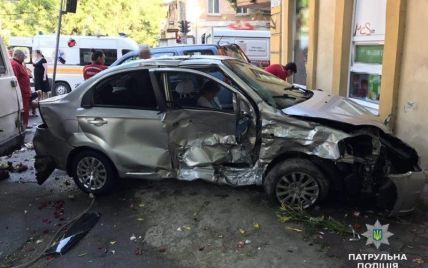 В центре Одессы Chevrolet после столкновения с Honda вылетел с дороги и сбил пешехода