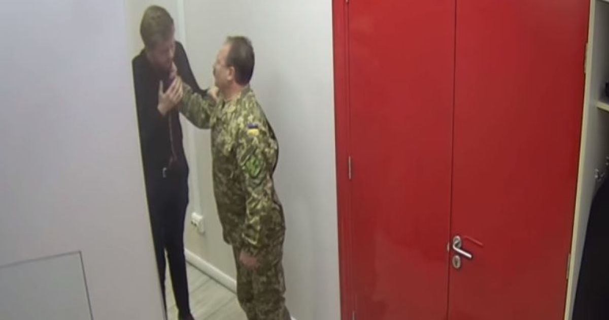 Схватил за горло и порвал рубашку: скандальный депутат Барна набросился на сторонника Зеленского
