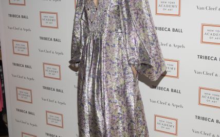 В макси-платье с глубоким декольте: Наоми Уоттс на благотворительном балу в Нью-Йорке