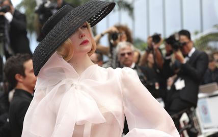 Снова светит бельем: Эль Фэннинг в наряде Christian Dior на красной дорожке Канн