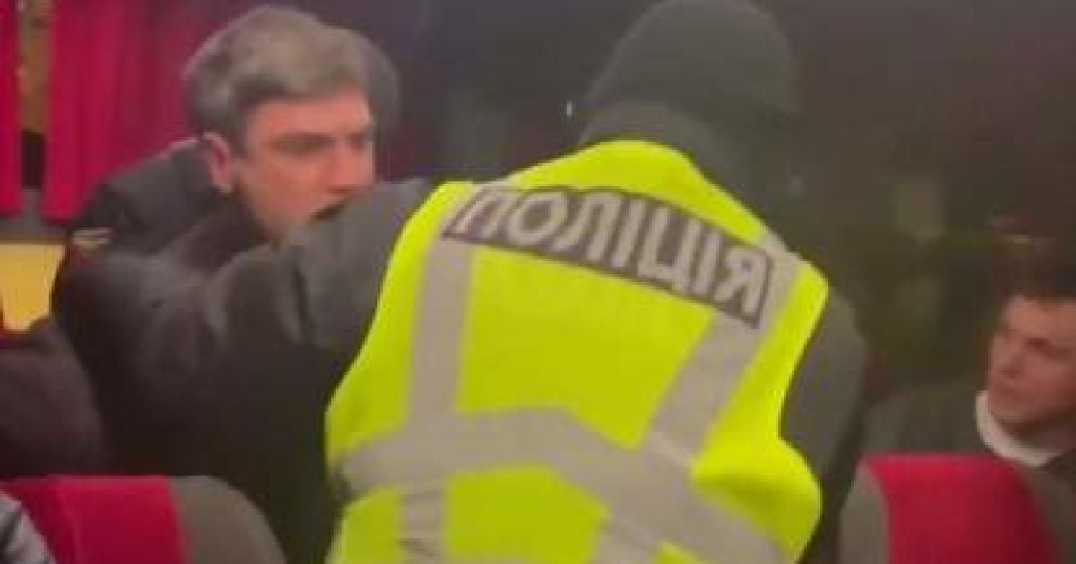 В Одесі антивакцинатори влаштували бунт в автобусі: їх під оплески вивели копи