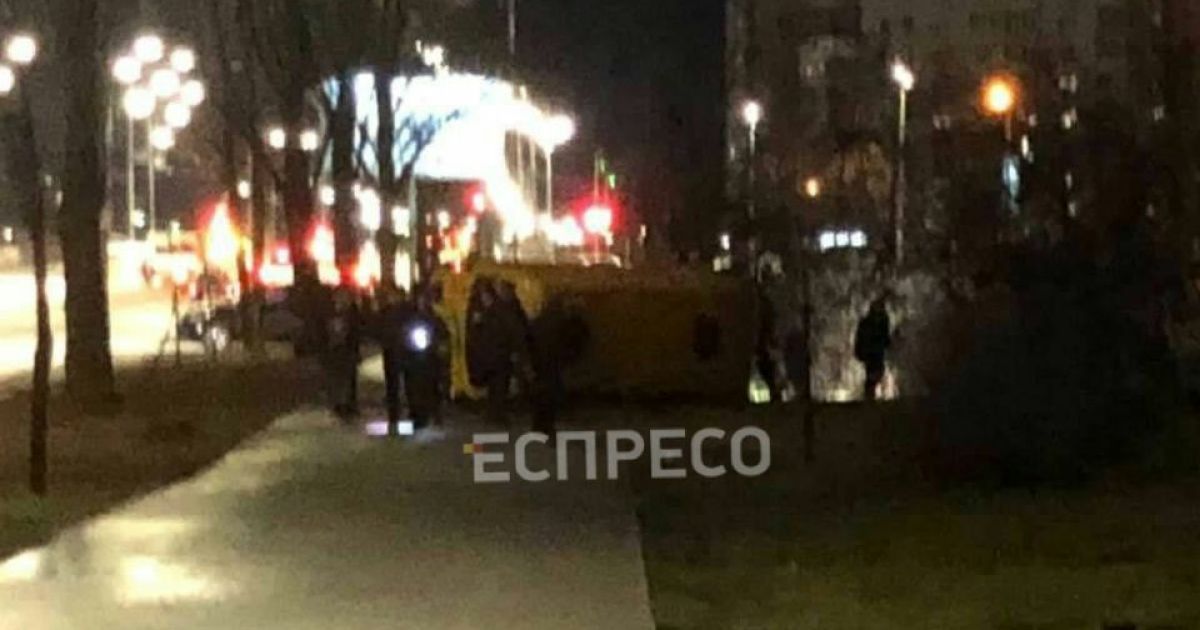 В Киеве микроавтобус вылетел на тротуар и опрокинулся