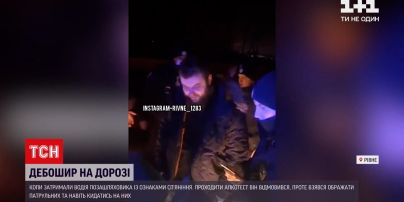 Новини України: у Рівному нетверезий водій кинувся на патрульних, коли ті намагалися його затримати