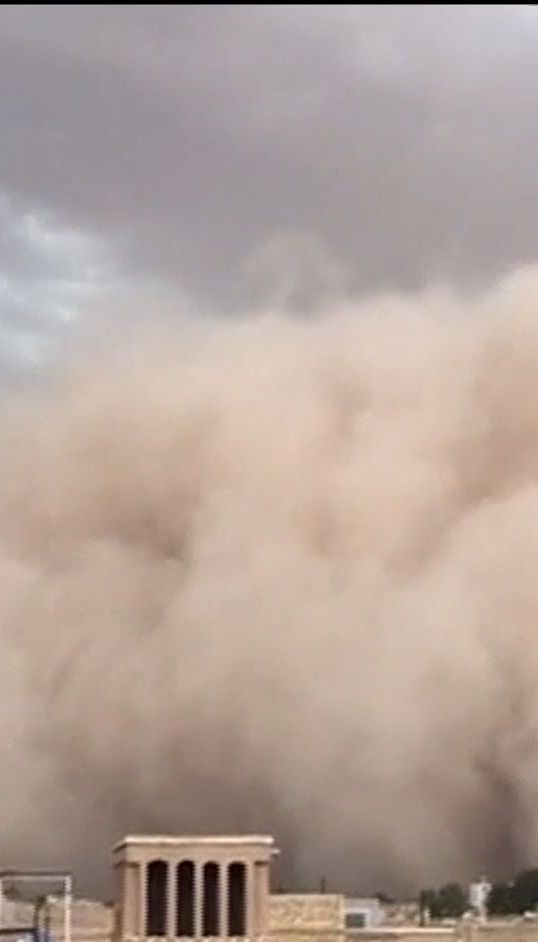 Иранский город Йезд накрыла масштабная пылевая буря