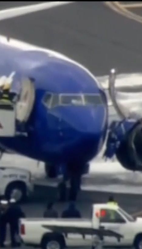 В американского самолета взорвался двигатель во время полета