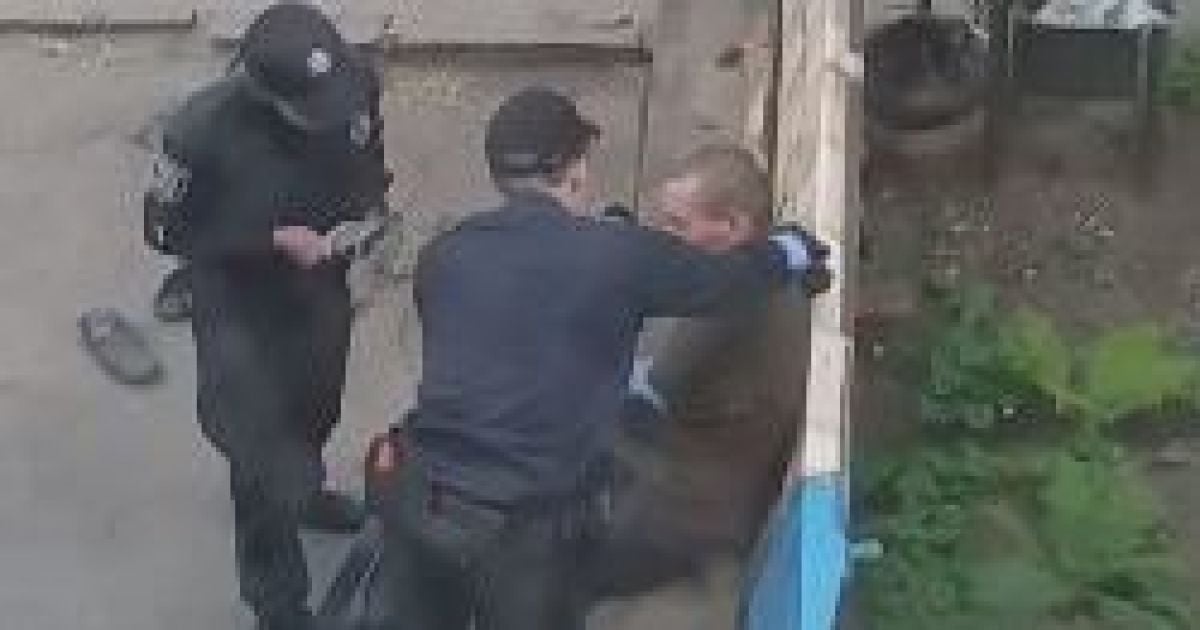 В Сумах патрульную приговорили к тюрьме за издевательство над выпившим мужчиной