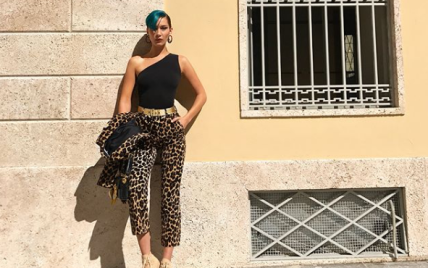 С зеленой челкой и в леопардовых брюках: Белла Хадид на Неделе моды в Милане