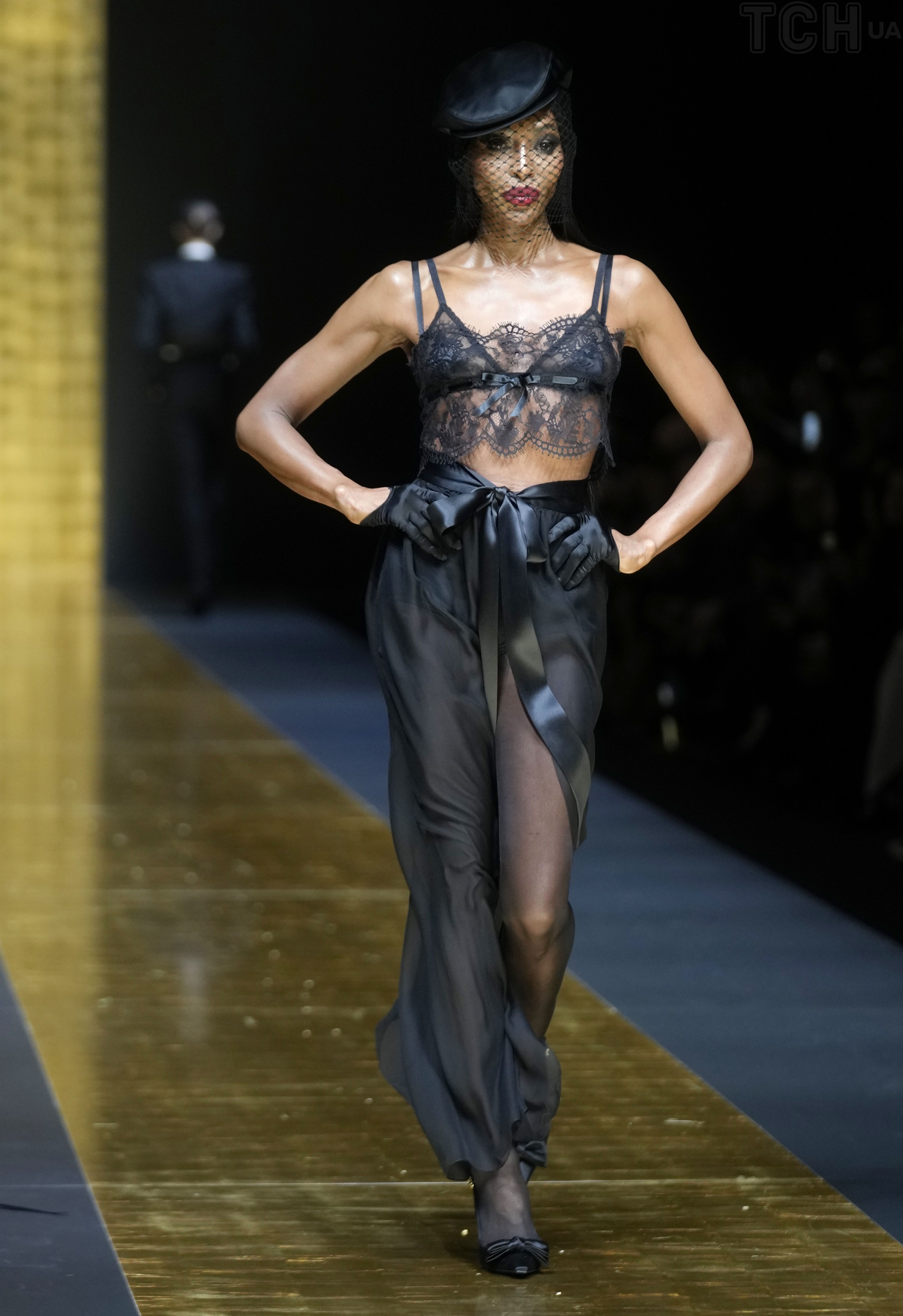 Супермодель Наоми Кэмпбелл вышла на подиум показа Dolce & Gabbana