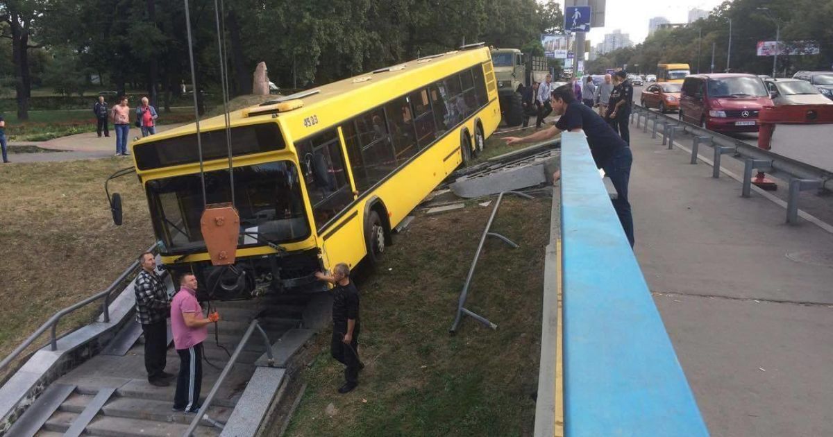 Автобус з’їхав з дороги на проспекті Перемоги_5 / © ТСН/Неллі Ковальська