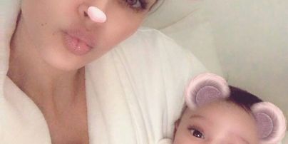 Первое совместное фото в Сети: Ким Кардашьян показала, как выглядит ее новорожденная дочь Чикаго