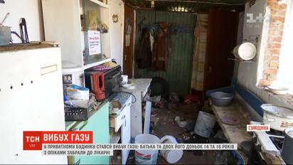 В результате взрыва газа в частном доме мужчину и его двух дочерей госпитализировали с ожогами