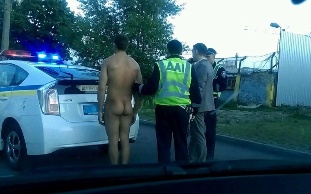 Мужчина не реагировал на происходящее. / © Facebook/Police Kyiv. Road Patrol. UA