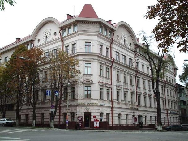 Квартира в этом доме площадью 169,8 кв. м зарегистрирована на Светлану Глуховерю / © Наші гроші