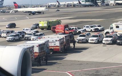 В Нью-Йорке самолет с сотнями людей поместили на карантин из-за вспышки неизвестной инфекции на борту