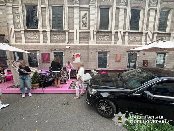 В Киеве Mercedes протаранил летнюю террасу кафе: кто был за рулем (фото)