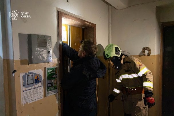 Порятунок чоловіка з&nbsp;шахти ліфта в&nbsp;Києві / &copy; ДСНС