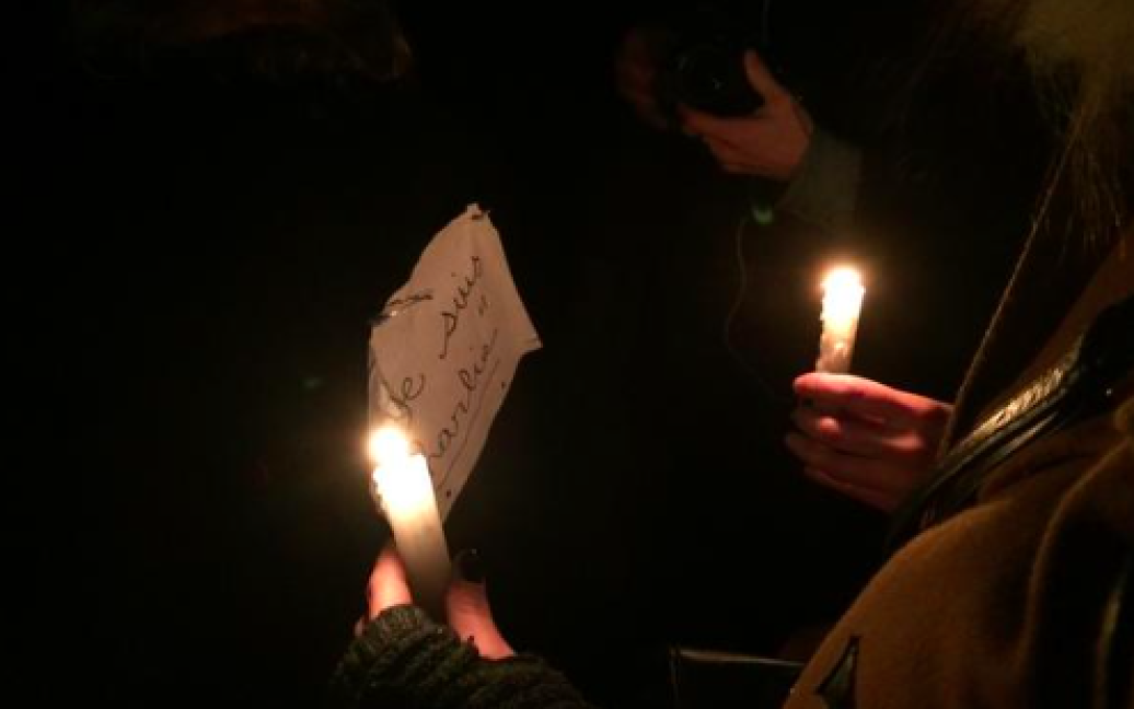 Парижани запалюють свічки та тримають у руках різноматні плакати / © Фото з соцмереж