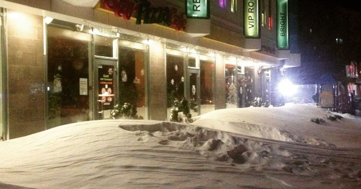 Одеса занурилася у снігові замети