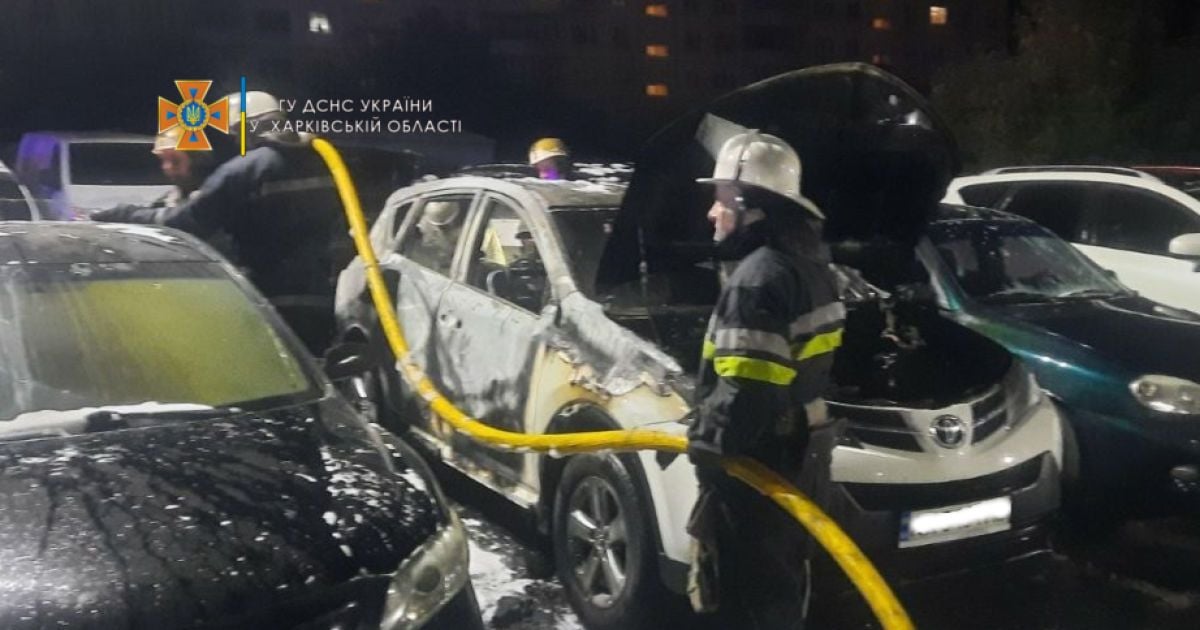 У Харкові згоріли шість автомобілів, вартістю в мільйони гривень (фото)
