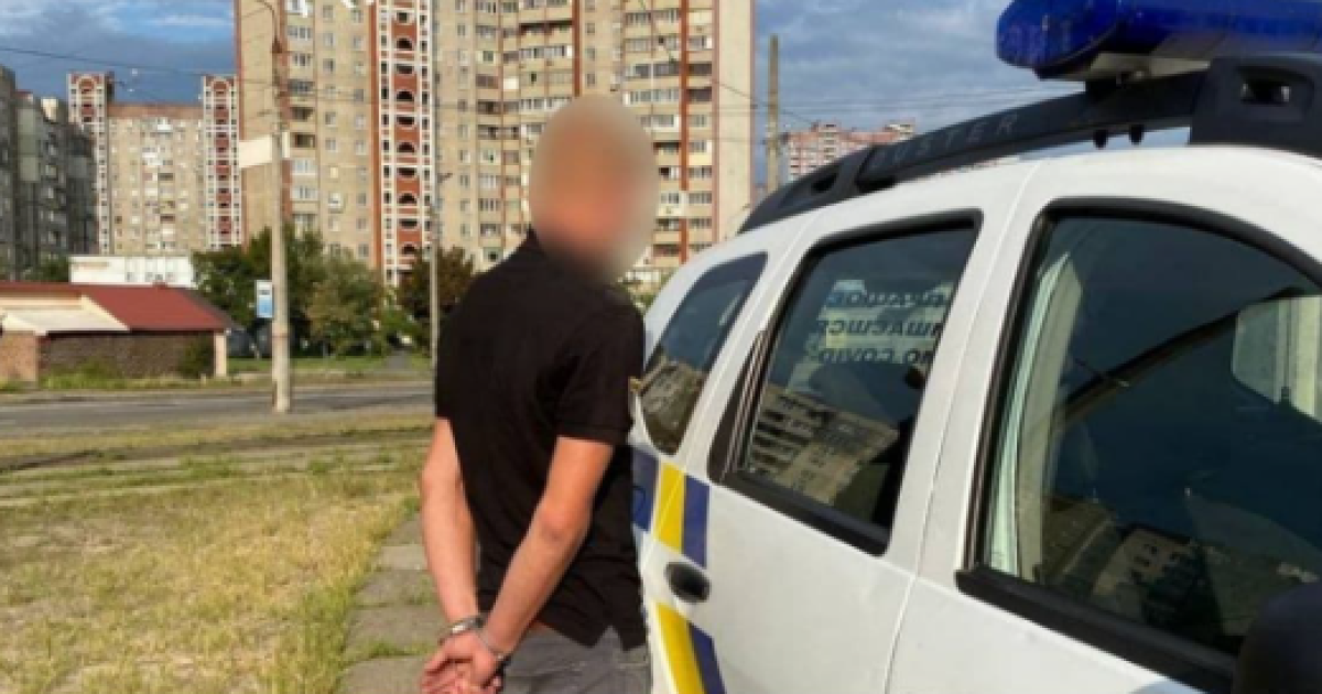 У Києві чоловік жбурляв каміння у вікна трамвая: фото