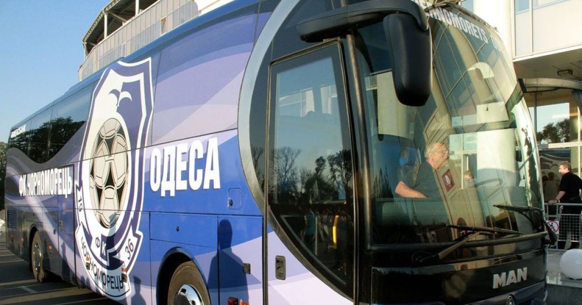 В Одессе фанаты "Черноморца" забросали автобус с футболистами своего же клуба дымовыми шашками