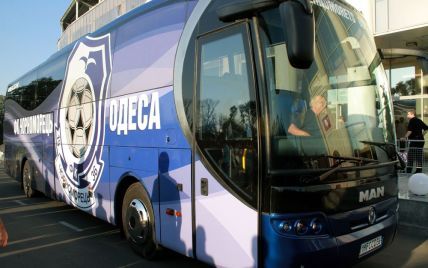 В Одессе фанаты "Черноморца" забросали автобус с футболистами своего же клуба дымовыми шашками