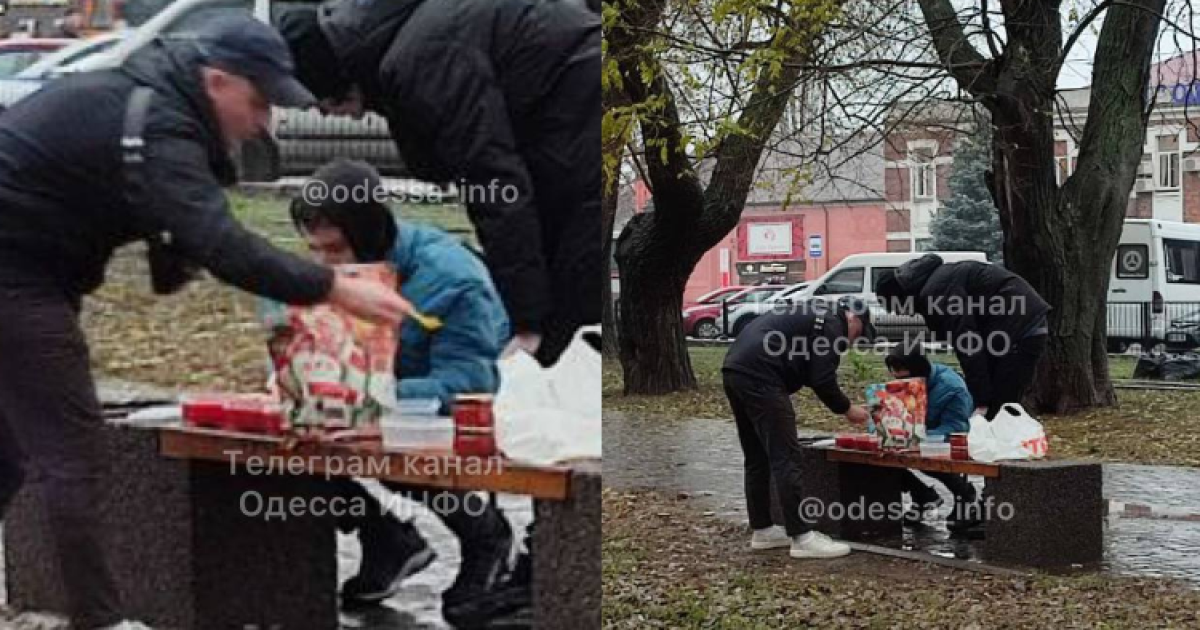Бізнес під дощем: в Одесі чоловіки на лавці намагалися зробити з дешевої ікри — дорогу