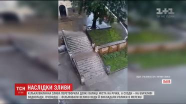 За кілька хвилин потужна злива перетворила вулиці Львова на річки