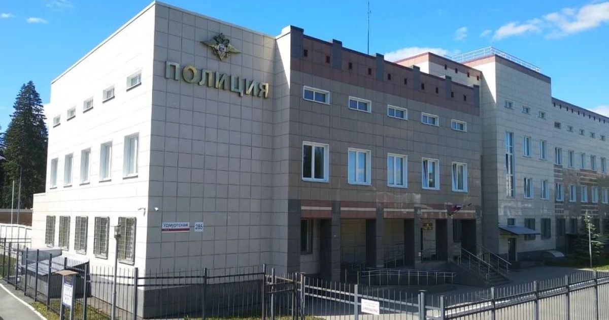 В российском Ижевске мужчина поджег отдел полиции и ранил ножом двух патрульных