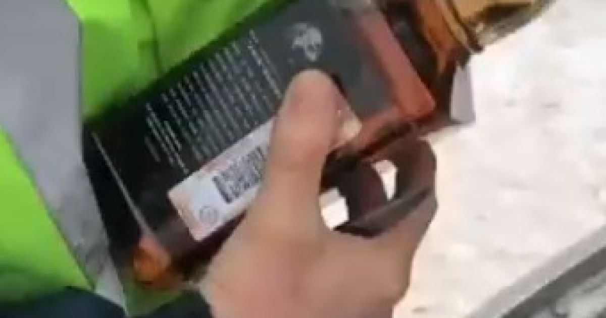 У Росії інспектора звільнили за "ганебне" відео з віскі і машиною