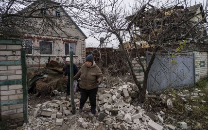 Попали в жилые дома и стоматологическую больницу: россияне не прекращают обстреливать Херсон