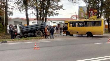 ДТП з автобусом і вантажівкою на Львівщині_04