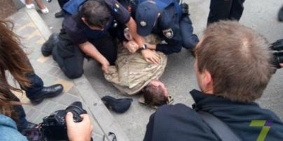 В Одессе под посольством РФ активисты "Правого сектора" потолкались с полицией