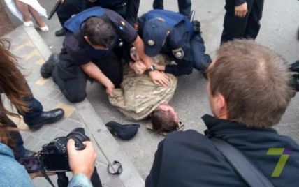 В Одессе под посольством РФ активисты "Правого сектора" потолкались с полицией