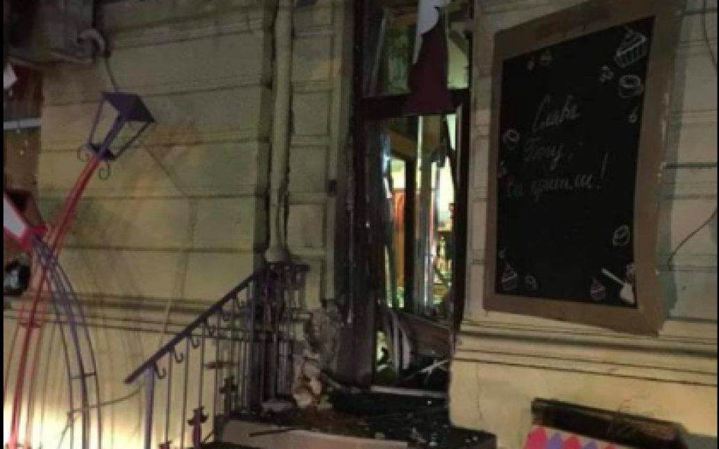 Взрывом были уничтожены входные двери, а также поврежден зал / © Twitter.com/@NovorosDonbasov