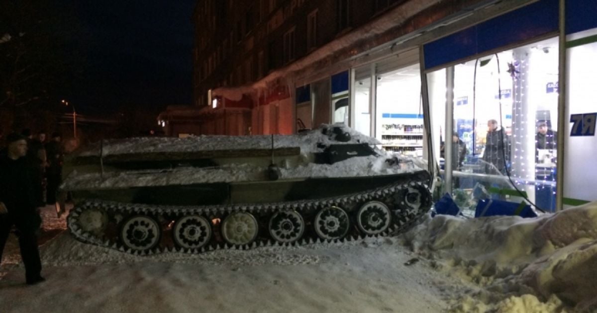 Заїхав по вино: в Росії військовий тягач протаранив вітрину магазину