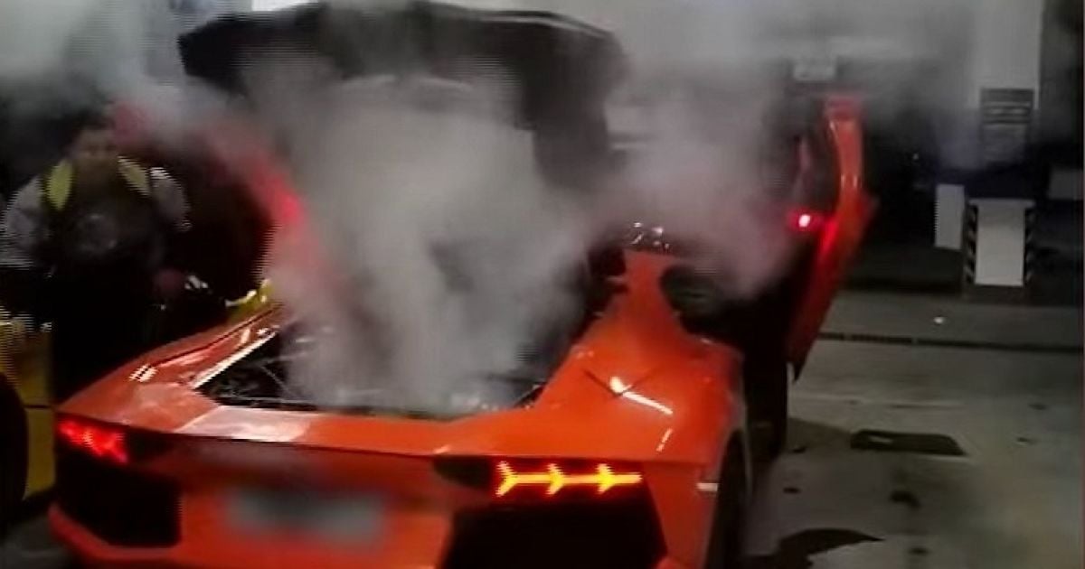 У Китаї чоловік вирішив підсмажити м'ясо завдяки Lamborghini, але мало не залишився без суперкара: відео