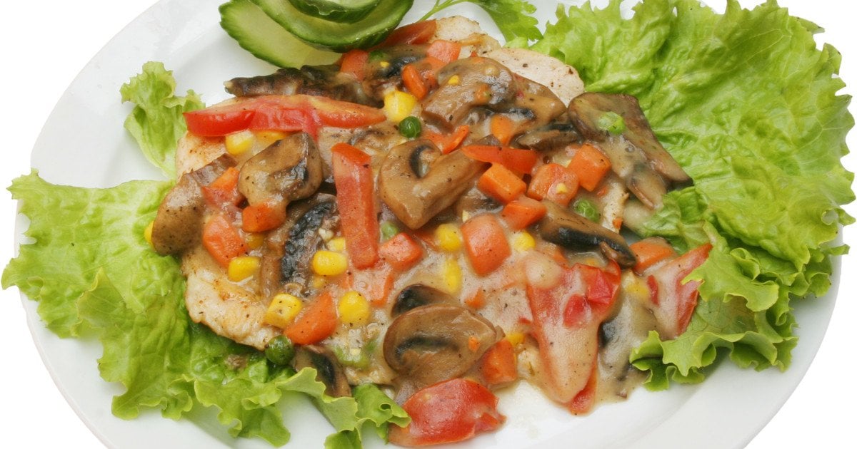 Куриное филе с овощами и грибами