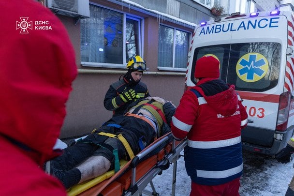 Порятунок чоловіка з&nbsp;шахти ліфта в&nbsp;Києві / &copy; ДСНС