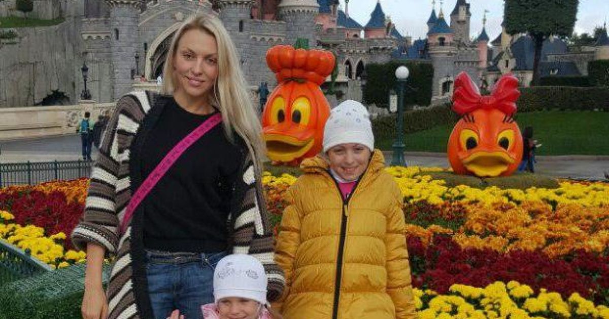 Полякова свозила детей в Диснейленд
