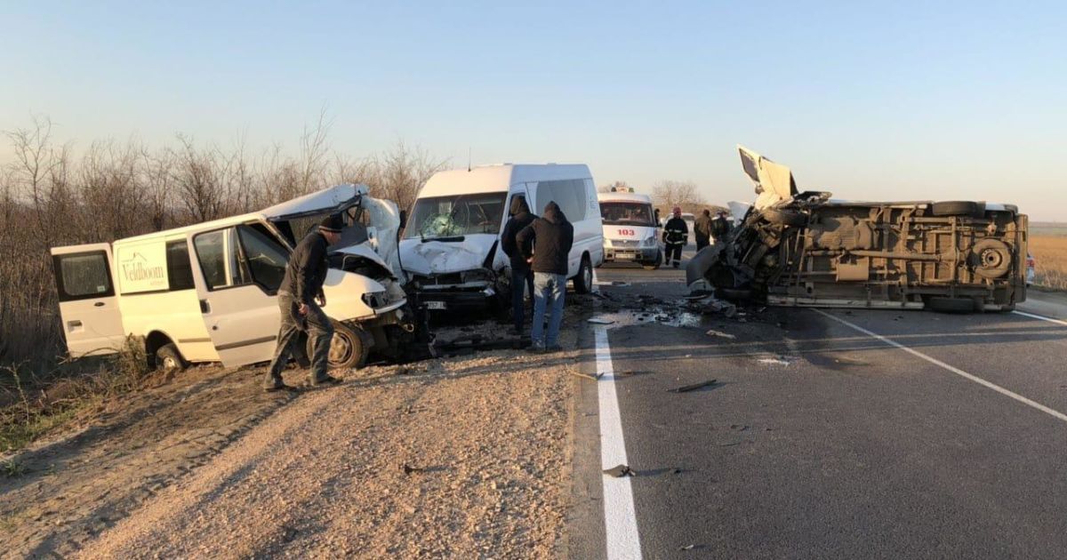 На Одещині зіштовхнулись два мікроавтобуси та маршрутка. Є загиблі