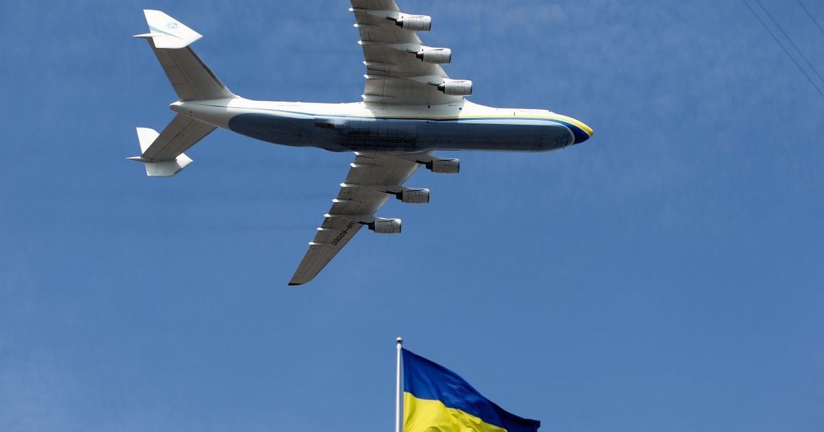 Секундна точність вильоту "Мрії" і кому ж вручила квіти дівчинка в образі України: залаштунки урочистостей