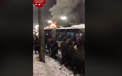 В Киеве на ходу загорелся троллейбус с пассажирами