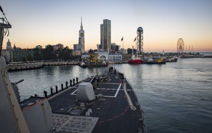 Американский эсминец прошел Черным морем и прибыл в Грузию