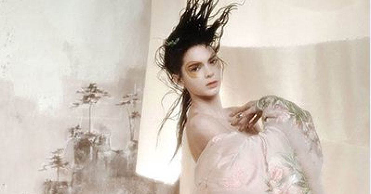 Сестра Ким Кардашян примерила образ гейши в нежной фотосессии