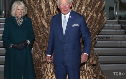 Позували на тлі "Залізного трону": герцогиня Камілла у смарагдовому пальті сходила з принцом Чарльзом до музею