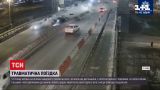 Новости Украины: на мосту Патона пассажир вылетел из салона авто и чудом остался жив