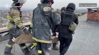 У Костянтинівці жінка майже добу провела під завалами: її дивом врятували