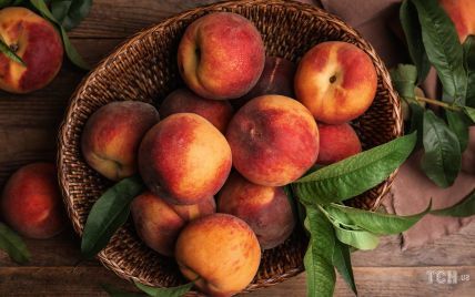 Як легко зняти шкірку з персиків