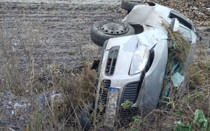 Автомобиль слетел в кювет: во Львовской области в жутком ДТП погиб ребенок (видео)